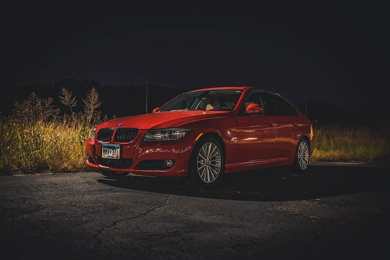 BMW E90 حمرا بالليل
