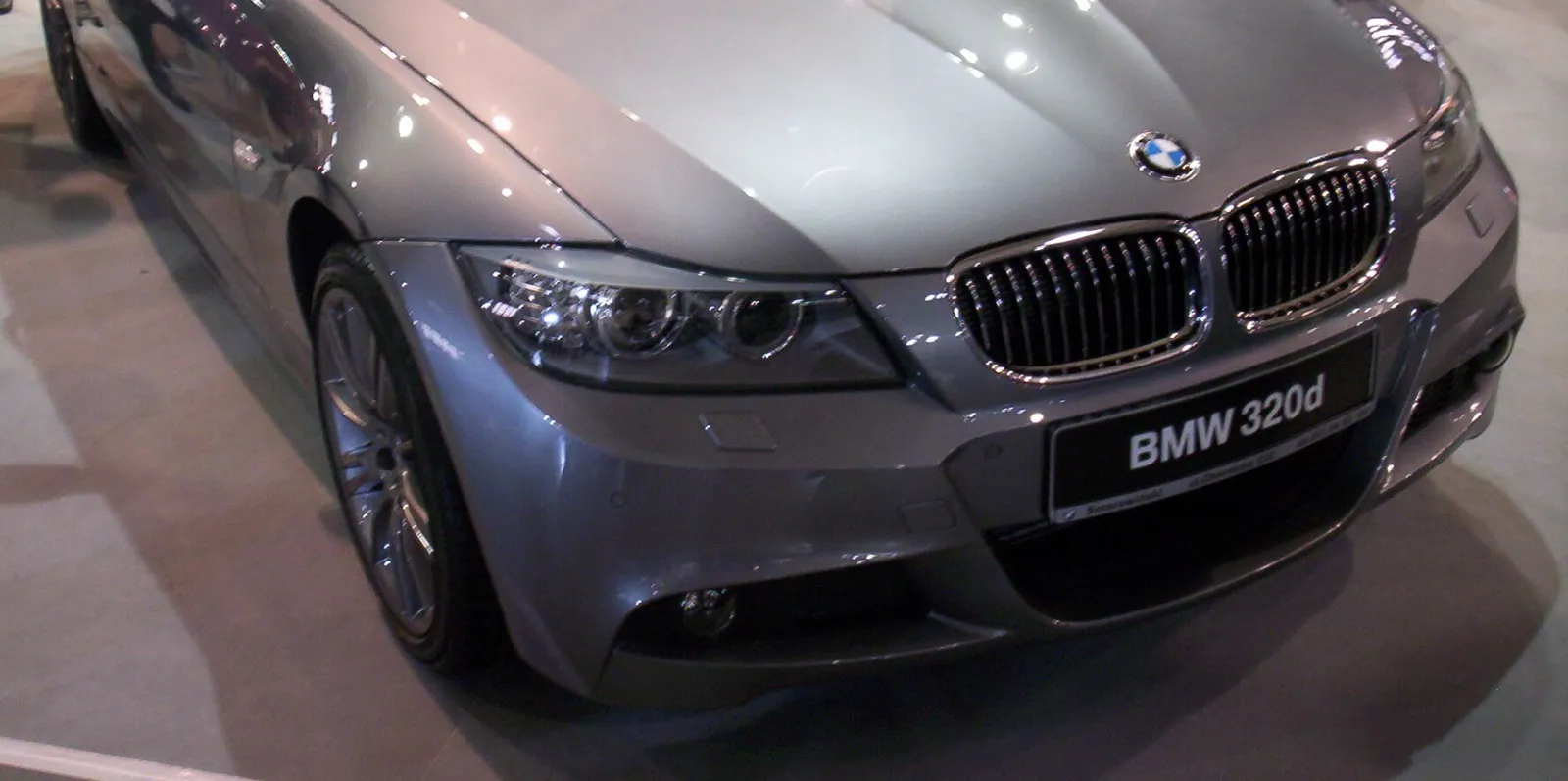 BMW E90 320d فضي