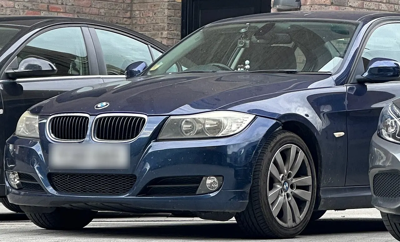 BMW E90 زرقا