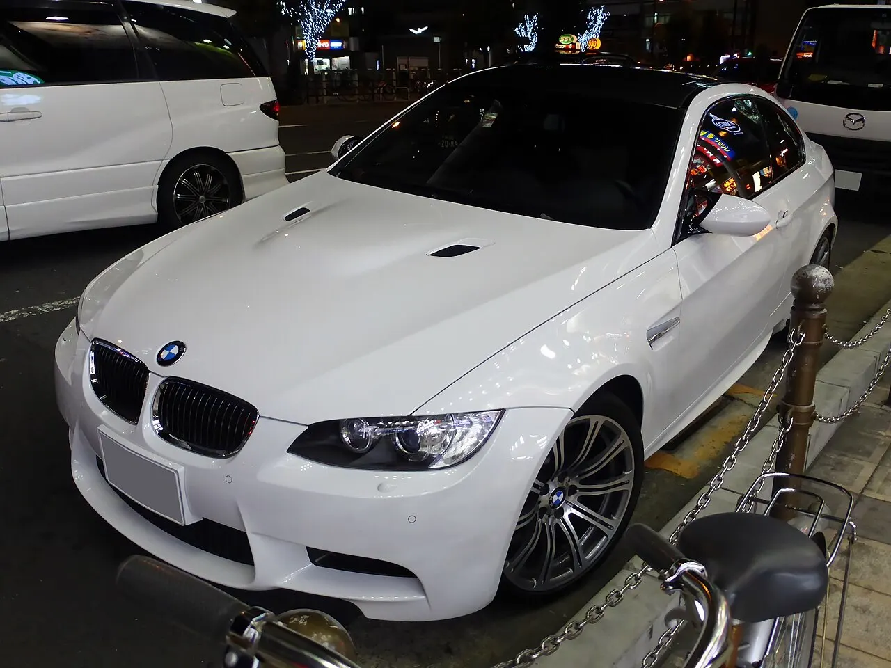 BMW M3 E92 بيضا بالليل